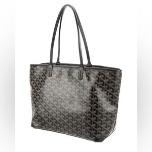 2018 collection.
Dual shoulder straps.
Canvas lining and single interior pocket.